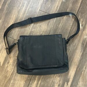 TUMI Unisex Blue Leather Crossbody Messenger Bag Medium Size